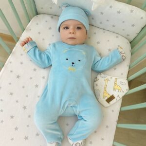 SET 3 PIEZAS PLUSH OSITO CON PIE, BABERO Y GORRITO 3-6 MESES