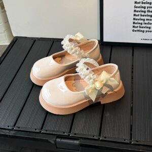 ZAPATITO CHAROLADO DETALLLE PERLITAS Y MOÑO