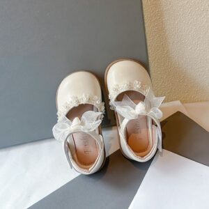 SANDALIA BEIGE CERRADA  DETALLE MOÑO Y PERLITAS