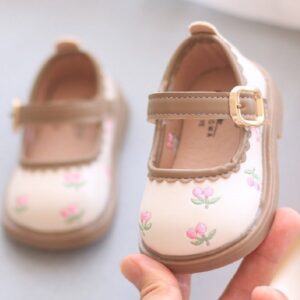 ZAPATITO BEIGE DETALLES MARRÓN CON  FLORES BORDADAS