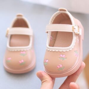 ZAPATITO BEIGE  CON  FLORES BORDADAS