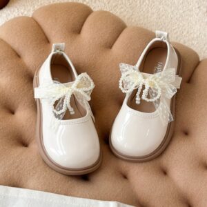 ZAPATITO BEIGE CHAROLADO DETALLES LAZO CON PERLITAS