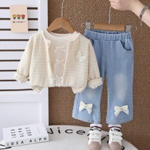 SET 3 PIEZAS SAQUITO BEIGE MARIPOSA CON MANGAS LARGAS Y JEANS 5 AÑOS